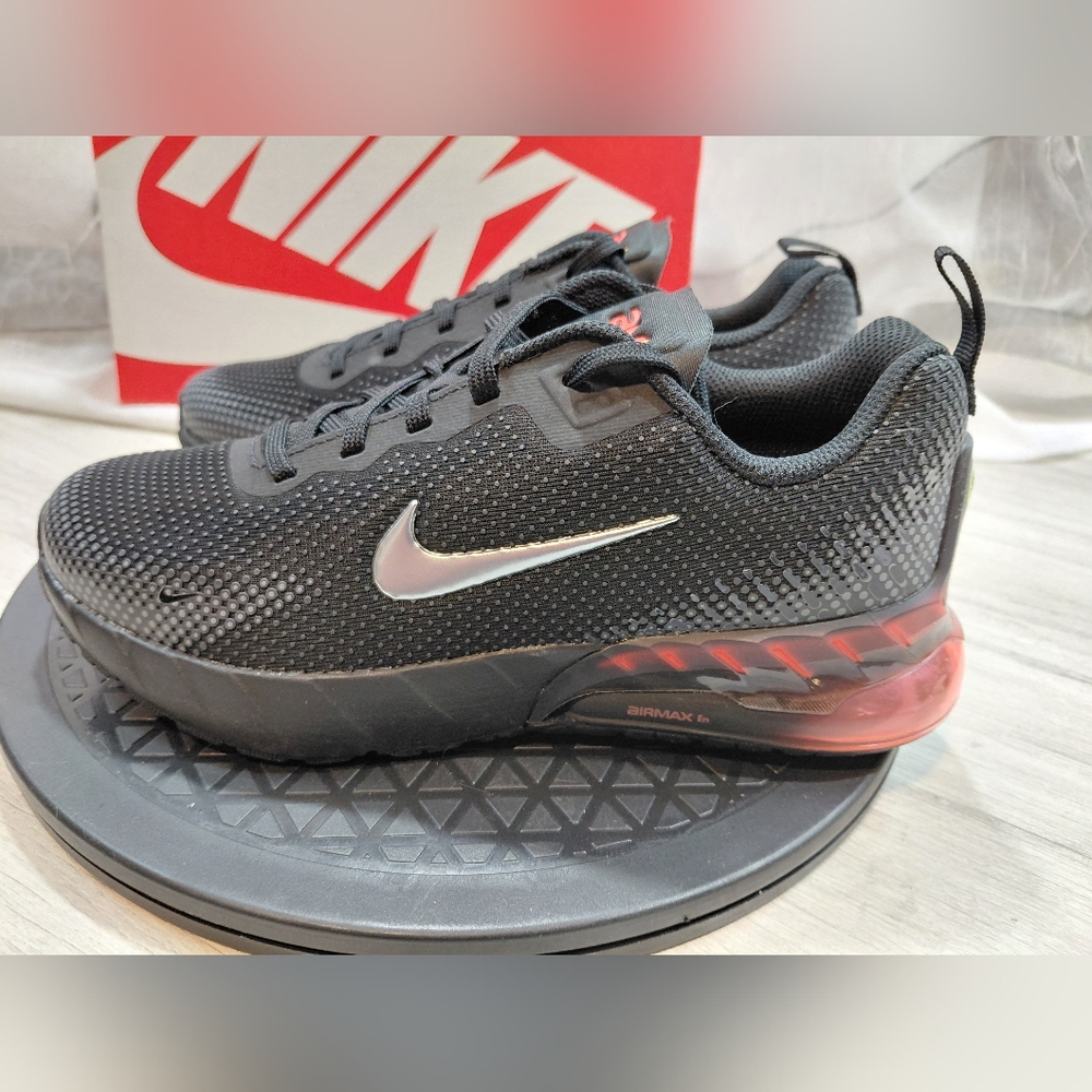 NEW Nike Womens Air Max Phoenix, Black & Crimson Red Silver Swoosh SIZE WOMENS 6
